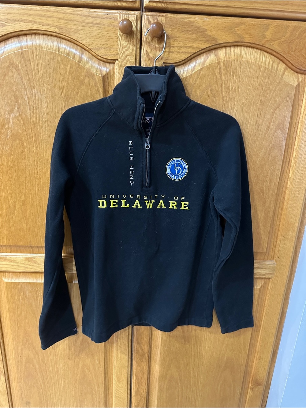University of Delaware Black Quarter-Zip Pullover. Size medium.